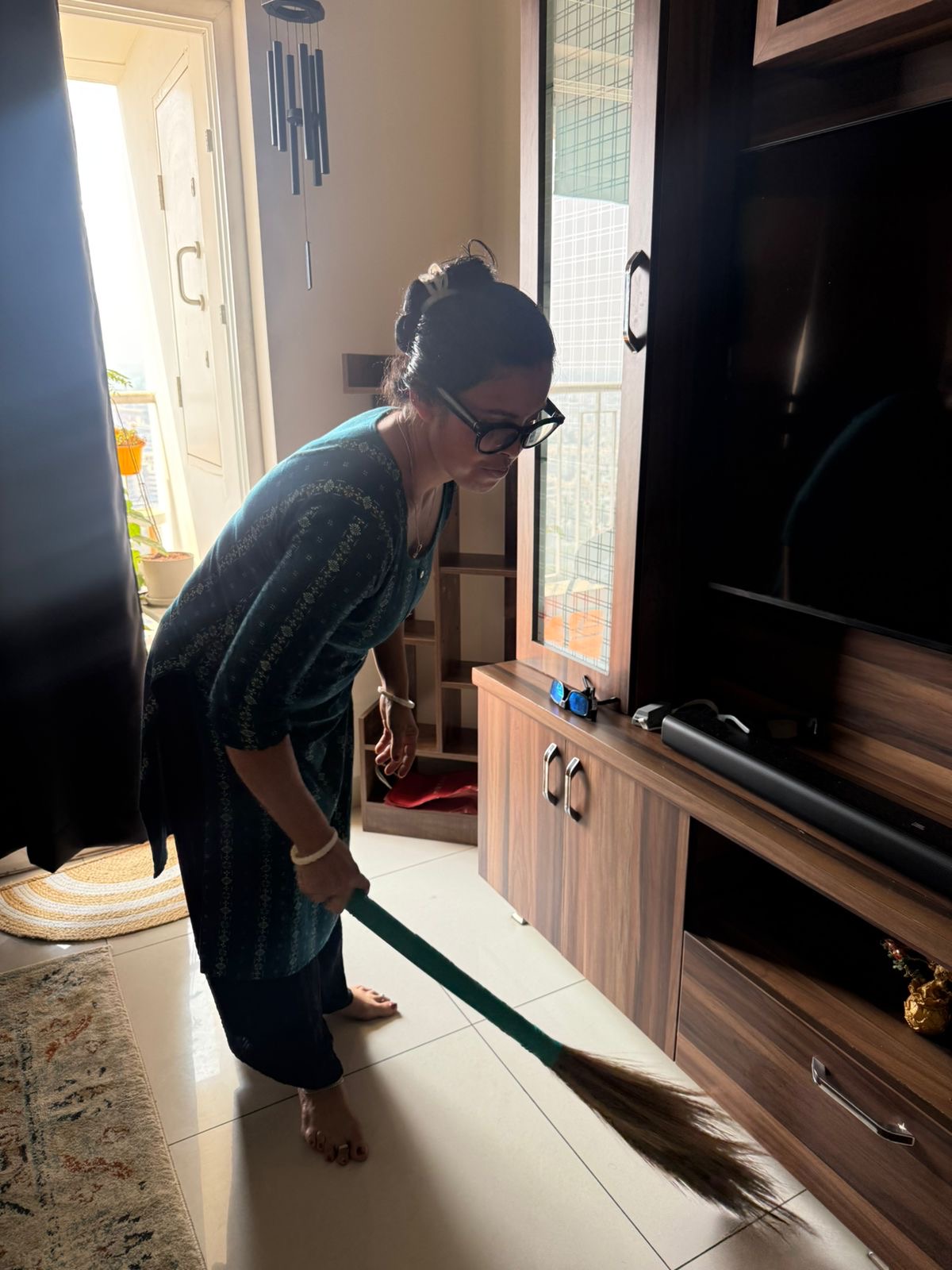 Contributor wearing smart glasses while working